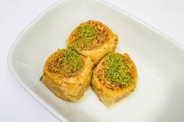 Fıstıklı rulo şeklinde Türk baklavası.