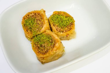  Fıstıklı rulo şeklinde Türk baklavası.
