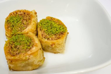  Fıstıklı rulo şeklinde Türk baklavası.