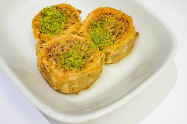  Fıstıklı rulo şeklinde Türk baklavası.