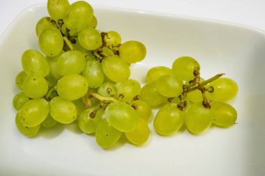 Bir kasede üzüm yemeye hazır.