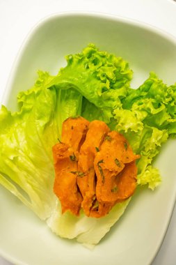 Geleneksel Türk mercimek köftelerini marulla yemeye hazır.