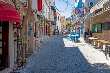 Alacati, İzmir, Türkiye-20 Ağustos 20,2020 Alacati, tarihi taş evleri ve rüzgar sörfü için uygun plajlarıyla ünlü bir turistik yer. Alacati 'nin merkezinden genel ve turistik görüşler.