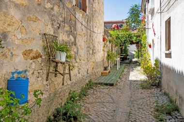 Alacati, İzmir, Türkiye-20 Ağustos 20,2020 Alacati, tarihi taş evleri ve rüzgar sörfü için uygun plajlarıyla ünlü bir turistik yer. Alacati 'nin merkezinden genel ve turistik görüşler.