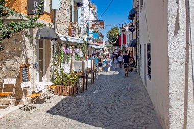 Alacati, İzmir, Türkiye-20 Ağustos 20,2020 Alacati, tarihi taş evleri ve rüzgar sörfü için uygun plajlarıyla ünlü bir turistik yer. Alacati 'nin merkezinden genel ve turistik görüşler.