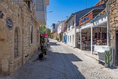 Alacati, İzmir, Türkiye-20 Ağustos 20,2020 Alacati, tarihi taş evleri ve rüzgar sörfü için uygun plajlarıyla ünlü bir turistik yer. Alacati 'nin merkezinden genel ve turistik görüşler.