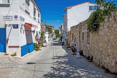 Alacati, İzmir, Türkiye-20 Ağustos 20,2020 Alacati, tarihi taş evleri ve rüzgar sörfü için uygun plajlarıyla ünlü bir turistik yer. Alacati 'nin merkezinden genel ve turistik görüşler.