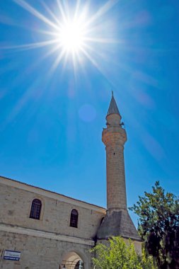 Alacati, İzmir, Türkiye-20 Ağustos 20,2020 Alacati, tarihi taş evleri ve rüzgar sörfü için uygun plajlarıyla ünlü bir turistik yer. Alacati 'nin merkezinden genel ve turistik görüşler.