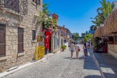 Alacati, İzmir, Türkiye-20 Ağustos 20,2020 Alacati, tarihi taş evleri ve rüzgar sörfü için uygun plajlarıyla ünlü bir turistik yer. Alacati 'nin merkezinden genel ve turistik görüşler.