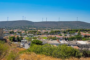 Alacati, İzmir, Türkiye-20 Ağustos 20,2020 Alacati, tarihi taş evleri ve rüzgar sörfü için uygun plajlarıyla ünlü bir turistik yer. Alacati 'nin merkezinden genel ve turistik görüşler.