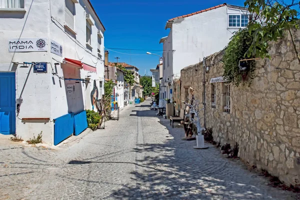 Alacati, İzmir, Türkiye-20 Ağustos 20,2020 Alacati, tarihi taş evleri ve rüzgar sörfü için uygun plajlarıyla ünlü bir turistik yer. Alacati 'nin merkezinden genel ve turistik görüşler.