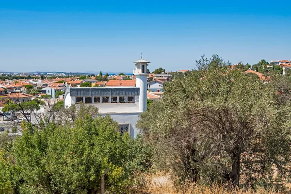 Alacati, İzmir, Türkiye-20 Ağustos 20,2020 Alacati, tarihi taş evleri ve rüzgar sörfü için uygun plajlarıyla ünlü bir turistik yer. Alacati 'nin merkezinden genel ve turistik görüşler.