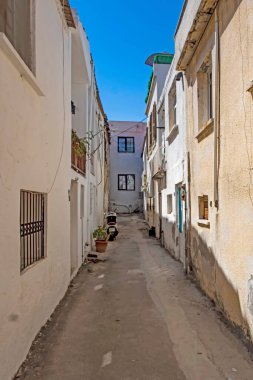 Alacati, İzmir, Türkiye-20 Ağustos 20,2020 Alacati, tarihi taş evleri ve rüzgar sörfü için uygun plajlarıyla ünlü bir turistik yer. Alacati 'nin merkezinden genel ve turistik görüşler.