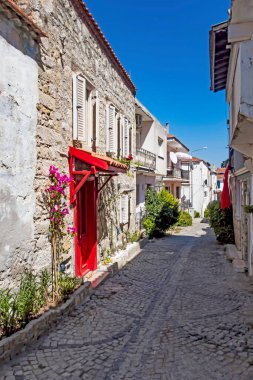 Alacati, İzmir, Türkiye-20 Ağustos 20,2020 Alacati, tarihi taş evleri ve rüzgar sörfü için uygun plajlarıyla ünlü bir turistik yer. Alacati 'nin merkezinden genel ve turistik görüşler.