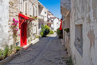 Alacati, İzmir, Türkiye-20 Ağustos 20,2020 Alacati, tarihi taş evleri ve rüzgar sörfü için uygun plajlarıyla ünlü bir turistik yer. Alacati 'nin merkezinden genel ve turistik görüşler.