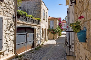 Alacati, İzmir, Türkiye-20 Ağustos 20,2020 Alacati, tarihi taş evleri ve rüzgar sörfü için uygun plajlarıyla ünlü bir turistik yer. Alacati 'nin merkezinden genel ve turistik görüşler.