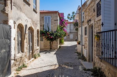 Alacati, İzmir, Türkiye-20 Ağustos 20,2020 Alacati, tarihi taş evleri ve rüzgar sörfü için uygun plajlarıyla ünlü bir turistik yer. Alacati 'nin merkezinden genel ve turistik görüşler.