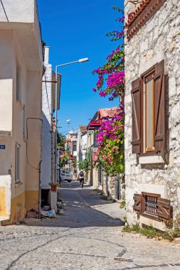 Alacati, İzmir, Türkiye-20 Ağustos 20,2020 Alacati, tarihi taş evleri ve rüzgar sörfü için uygun plajlarıyla ünlü bir turistik yer. Alacati 'nin merkezinden genel ve turistik görüşler.