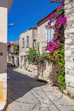 Alacati, İzmir, Türkiye-20 Ağustos 20,2020 Alacati, tarihi taş evleri ve rüzgar sörfü için uygun plajlarıyla ünlü bir turistik yer. Alacati 'nin merkezinden genel ve turistik görüşler.