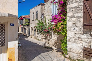 Alacati, İzmir, Türkiye-20 Ağustos 20,2020 Alacati, tarihi taş evleri ve rüzgar sörfü için uygun plajlarıyla ünlü bir turistik yer. Alacati 'nin merkezinden genel ve turistik görüşler.