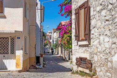 Alacati, İzmir, Türkiye-20 Ağustos 20,2020 Alacati, tarihi taş evleri ve rüzgar sörfü için uygun plajlarıyla ünlü bir turistik yer. Alacati 'nin merkezinden genel ve turistik görüşler.