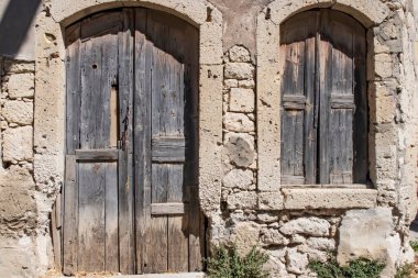 Alacati, İzmir, Türkiye-20 Ağustos 20,2020 Alacati, tarihi taş evleri ve rüzgar sörfü için uygun plajlarıyla ünlü bir turistik yer. Alacati 'nin merkezinden genel ve turistik görüşler.