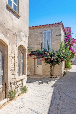 Alacati, İzmir, Türkiye-20 Ağustos 20,2020 Alacati, tarihi taş evleri ve rüzgar sörfü için uygun plajlarıyla ünlü bir turistik yer. Alacati 'nin merkezinden genel ve turistik görüşler.