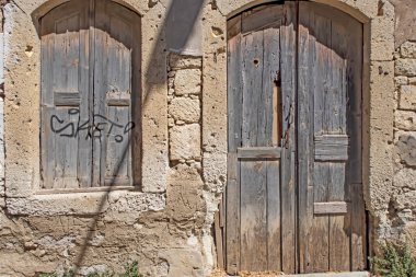 Alacati, İzmir, Türkiye-20 Ağustos 20,2020 Alacati, tarihi taş evleri ve rüzgar sörfü için uygun plajlarıyla ünlü bir turistik yer. Alacati 'nin merkezinden genel ve turistik görüşler.