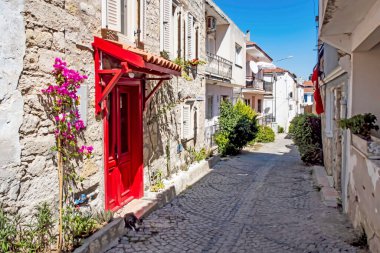 Alacati, İzmir, Türkiye-20 Ağustos 20,2020 Alacati, tarihi taş evleri ve rüzgar sörfü için uygun plajlarıyla ünlü bir turistik yer. Alacati 'nin merkezinden genel ve turistik görüşler.