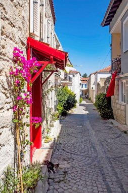 Alacati, İzmir, Türkiye-20 Ağustos 20,2020 Alacati, tarihi taş evleri ve rüzgar sörfü için uygun plajlarıyla ünlü bir turistik yer. Alacati 'nin merkezinden genel ve turistik görüşler.