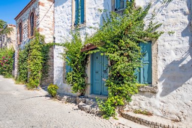 Alacati, İzmir, Türkiye-20 Ağustos 20,2020 Alacati, tarihi taş evleri ve rüzgar sörfü için uygun plajlarıyla ünlü bir turistik yer. Alacati 'nin merkezinden genel ve turistik görüşler.