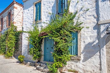 Alacati, İzmir, Türkiye-20 Ağustos 20,2020 Alacati, tarihi taş evleri ve rüzgar sörfü için uygun plajlarıyla ünlü bir turistik yer. Alacati 'nin merkezinden genel ve turistik görüşler.