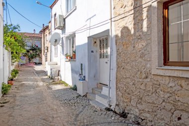 Alacati, İzmir, Türkiye-20 Ağustos 20,2020 Alacati, tarihi taş evleri ve rüzgar sörfü için uygun plajlarıyla ünlü bir turistik yer. Alacati 'nin merkezinden genel ve turistik görüşler.