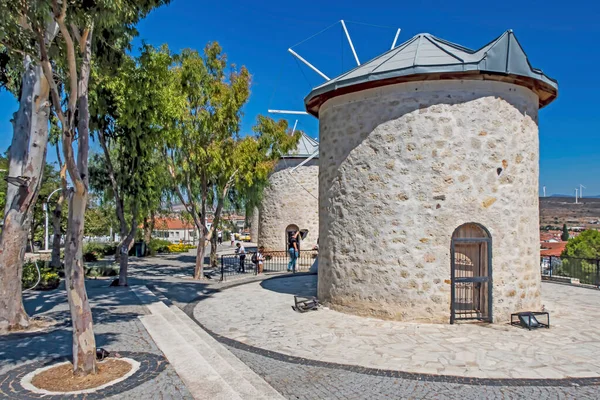 Alacati, İzmir, Türkiye-20 Ağustos 20,2020 Alacati, tarihi taş evleri ve rüzgar sörfü için uygun plajlarıyla ünlü bir turistik yer. Alacati 'nin merkezinden genel ve turistik görüşler.