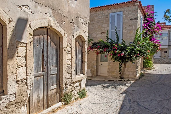 Alacati, İzmir, Türkiye-20 Ağustos 20,2020 Alacati, tarihi taş evleri ve rüzgar sörfü için uygun plajlarıyla ünlü bir turistik yer. Alacati 'nin merkezinden genel ve turistik görüşler.