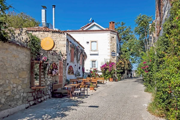 Alacati, İzmir, Türkiye-20 Ağustos 20,2020 Alacati, tarihi taş evleri ve rüzgar sörfü için uygun plajlarıyla ünlü bir turistik yer. Alacati 'nin merkezinden genel ve turistik görüşler.