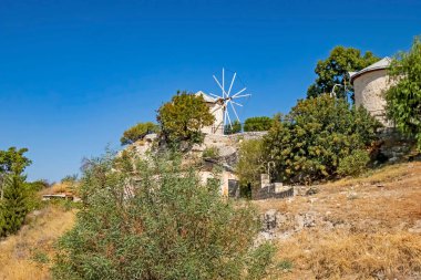 Alacati, İzmir, Türkiye-20 Ağustos 20,2020 Alacati, tarihi taş evleri ve rüzgar sörfü için uygun plajlarıyla ünlü bir turistik yer. Alacati 'nin merkezinden genel ve turistik görüşler.