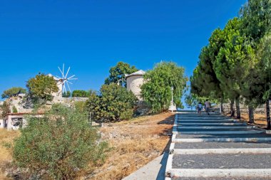 Alacati, İzmir, Türkiye-20 Ağustos 20,2020 Alacati, tarihi taş evleri ve rüzgar sörfü için uygun plajlarıyla ünlü bir turistik yer. Alacati 'nin merkezinden genel ve turistik görüşler.