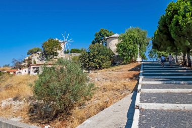 Alacati, İzmir, Türkiye-20 Ağustos 20,2020 Alacati, tarihi taş evleri ve rüzgar sörfü için uygun plajlarıyla ünlü bir turistik yer. Alacati 'nin merkezinden genel ve turistik görüşler.