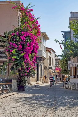 Alacati, İzmir, Türkiye-20 Ağustos 20,2020 Alacati, tarihi taş evleri ve rüzgar sörfü için uygun plajlarıyla ünlü bir turistik yer. Alacati 'nin merkezinden genel ve turistik görüşler.