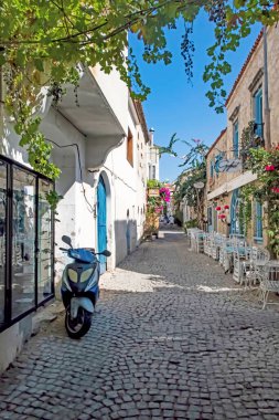 Alacati, İzmir, Türkiye-20 Ağustos 20,2020 Alacati, tarihi taş evleri ve rüzgar sörfü için uygun plajlarıyla ünlü bir turistik yer. Alacati 'nin merkezinden genel ve turistik görüşler.