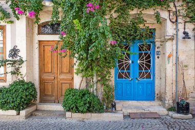 Alacati, İzmir, Türkiye-20 Ağustos 20,2020 Alacati, tarihi taş evleri ve rüzgar sörfü için uygun plajlarıyla ünlü bir turistik yer. Alacati 'nin merkezinden genel ve turistik görüşler.