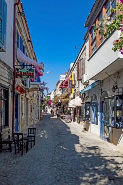 Alacati, İzmir, Türkiye-20 Ağustos 20,2020 Alacati, tarihi taş evleri ve rüzgar sörfü için uygun plajlarıyla ünlü bir turistik yer. Alacati 'nin merkezinden genel ve turistik görüşler.