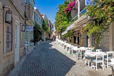 Alacati, İzmir, Türkiye-20 Ağustos 20,2020 Alacati, tarihi taş evleri ve rüzgar sörfü için uygun plajlarıyla ünlü bir turistik yer. Alacati 'nin merkezinden genel ve turistik görüşler.
