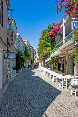 Alacati, İzmir, Türkiye-20 Ağustos 20,2020 Alacati, tarihi taş evleri ve rüzgar sörfü için uygun plajlarıyla ünlü bir turistik yer. Alacati 'nin merkezinden genel ve turistik görüşler.