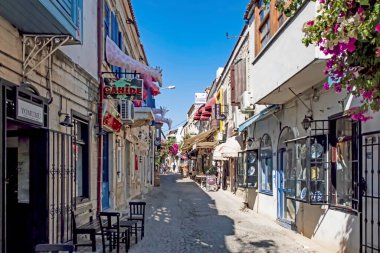 Alacati, İzmir, Türkiye-20 Ağustos 20,2020 Alacati, tarihi taş evleri ve rüzgar sörfü için uygun plajlarıyla ünlü bir turistik yer. Alacati 'nin merkezinden genel ve turistik görüşler.