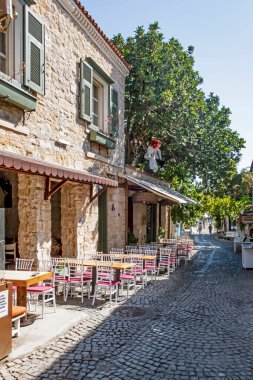 Alacati, İzmir, Türkiye-20 Ağustos 20,2020 Alacati, tarihi taş evleri ve rüzgar sörfü için uygun plajlarıyla ünlü bir turistik yer. Alacati 'nin merkezinden genel ve turistik görüşler.