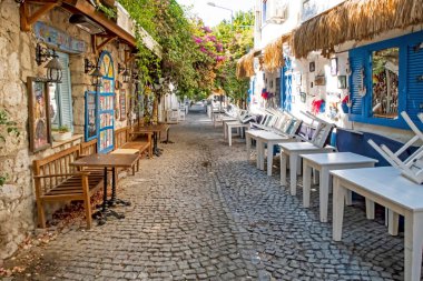 Alacati, İzmir, Türkiye-20 Ağustos 20,2020 Alacati, tarihi taş evleri ve rüzgar sörfü için uygun plajlarıyla ünlü bir turistik yer. Alacati 'nin merkezinden genel ve turistik görüşler.