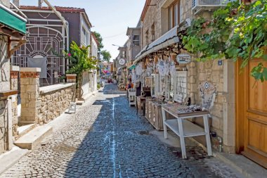 Alacati, İzmir, Türkiye-20 Ağustos 20,2020 Alacati, tarihi taş evleri ve rüzgar sörfü için uygun plajlarıyla ünlü bir turistik yer. Alacati 'nin merkezinden genel ve turistik görüşler.