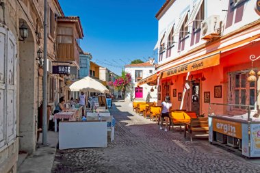 Alacati, İzmir, Türkiye-20 Ağustos 20,2020 Alacati, tarihi taş evleri ve rüzgar sörfü için uygun plajlarıyla ünlü bir turistik yer. Alacati 'nin merkezinden genel ve turistik görüşler.
